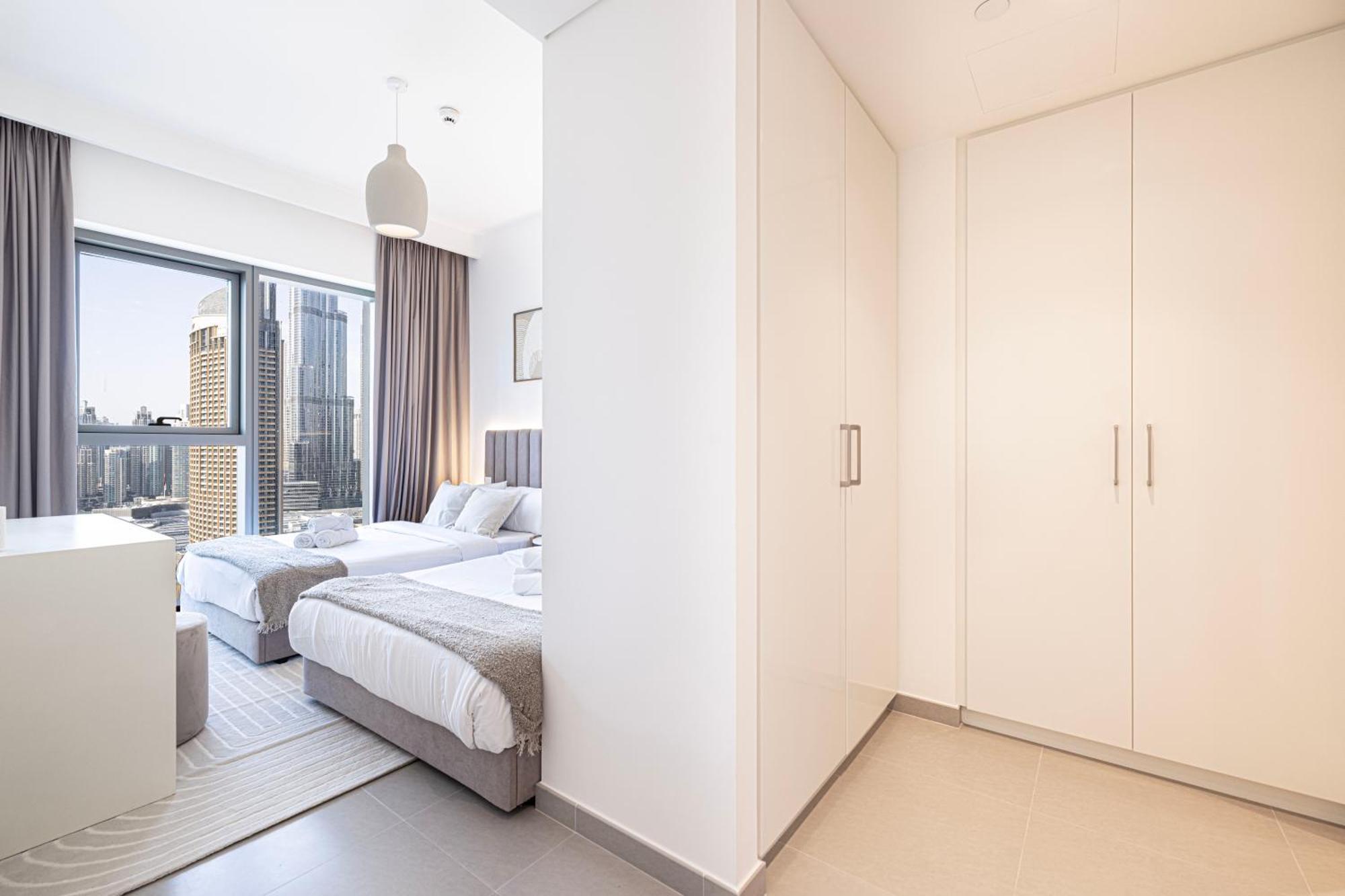 Burj Khalifa View, High Floor, Mall Access, Gym, Infinity-pool, Playground, Bbq, Family Friendly Apartment *